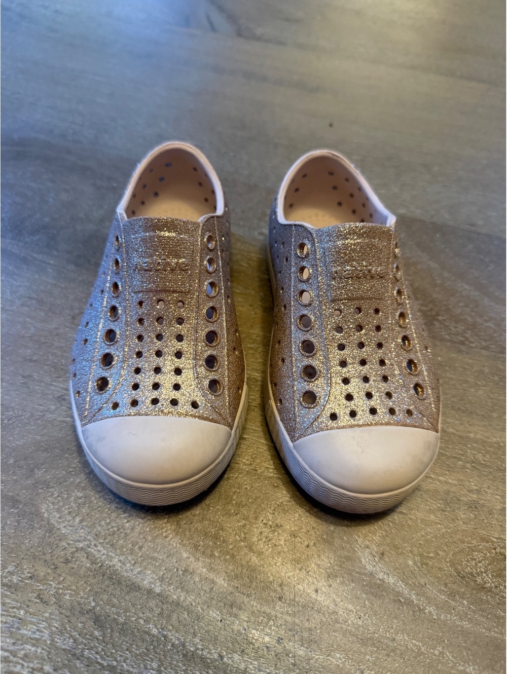 Native Jefferson Girls Slip-On Shoes in Glitter Gold C8 Lightweight Casual Shoes